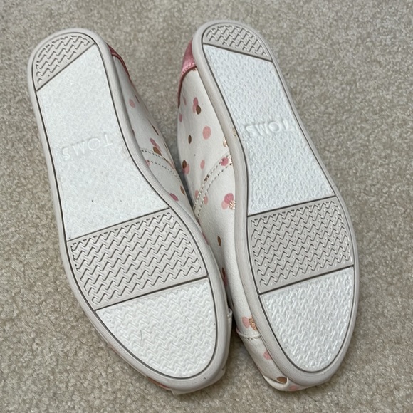 Brand new Toms in pale blush metallic party dots - Picture 2 of 2